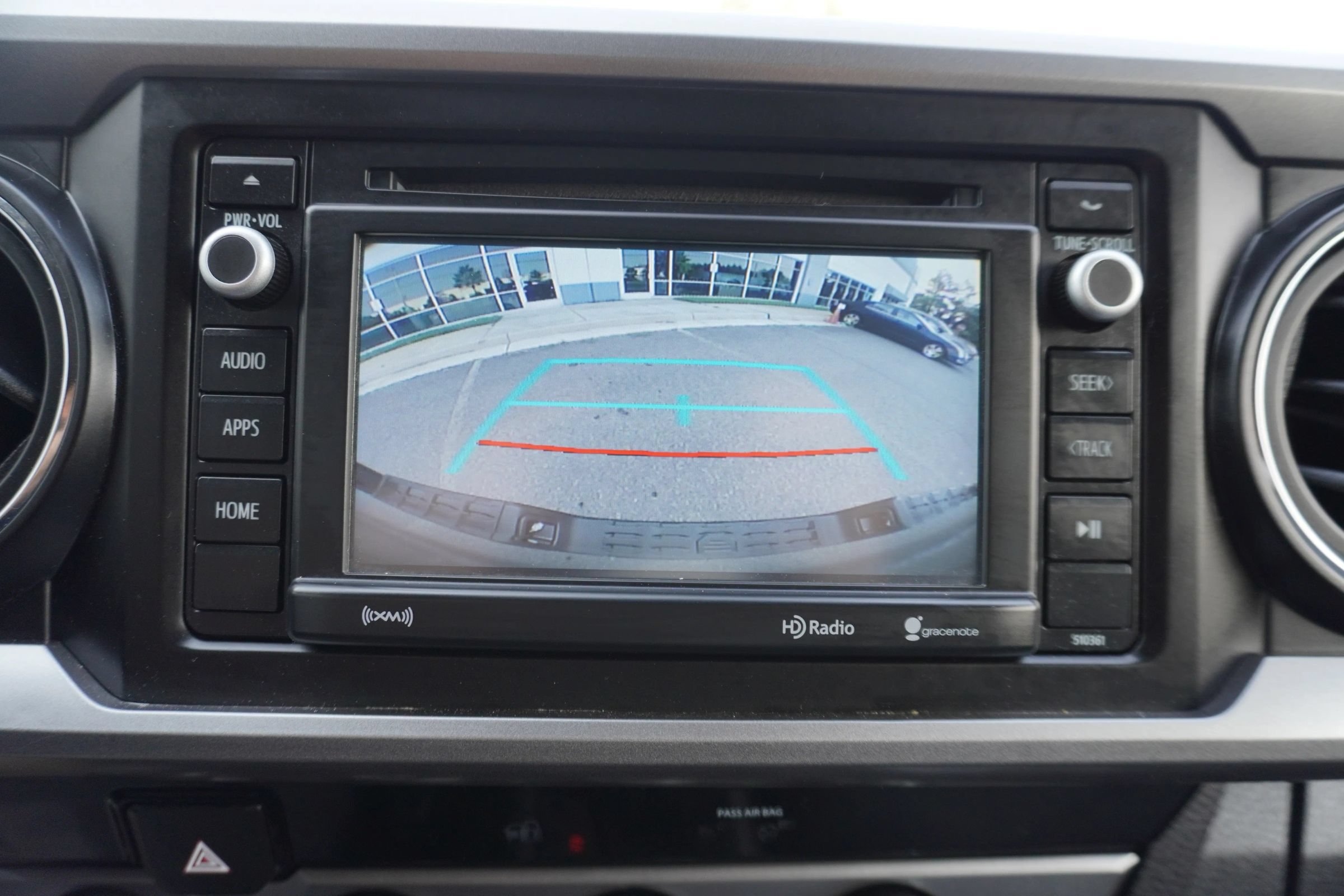 Used 2018 Toyota Tacoma SR5 AWD/4WD image 17