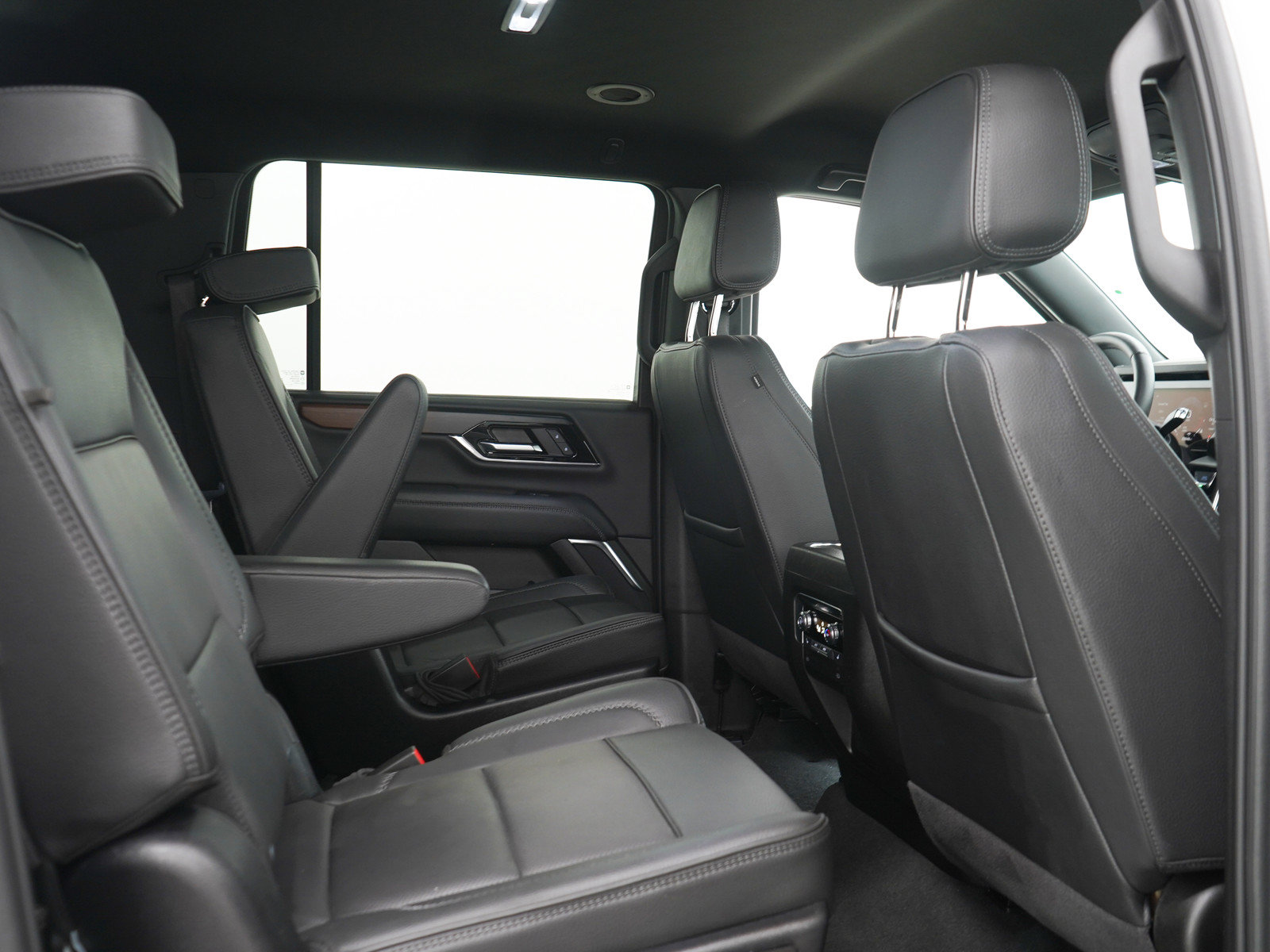 Used 2025 GMC Yukon XL Denali AWD/4WD image 14