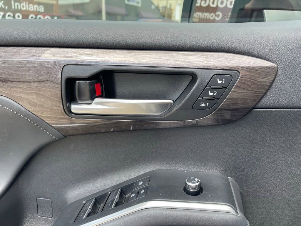 Used 2022 Toyota Highlander Platinum image 12