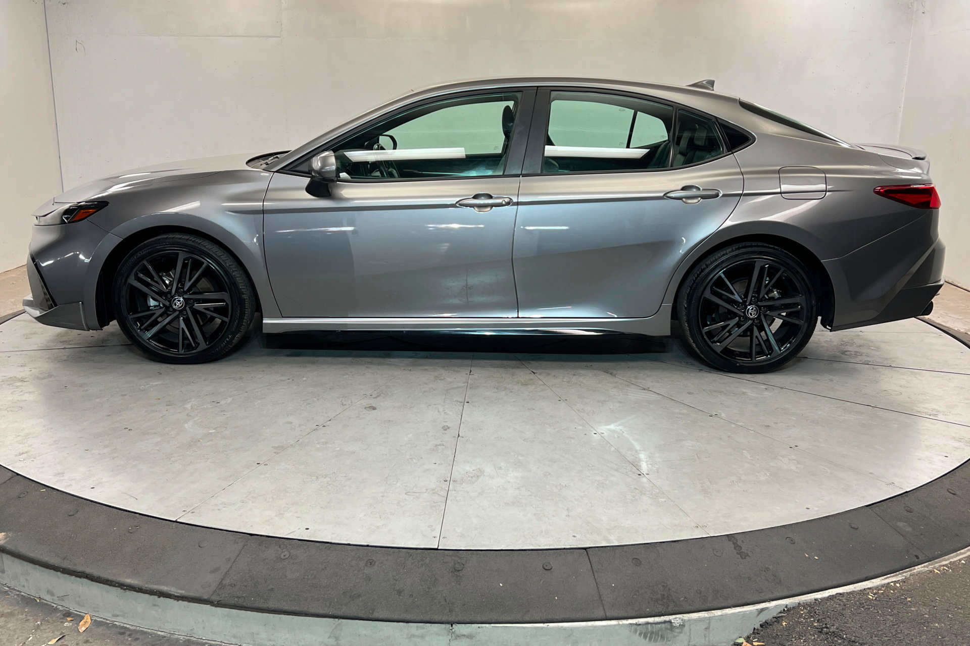 Used 2025 Toyota Camry XSE FWD image 2
