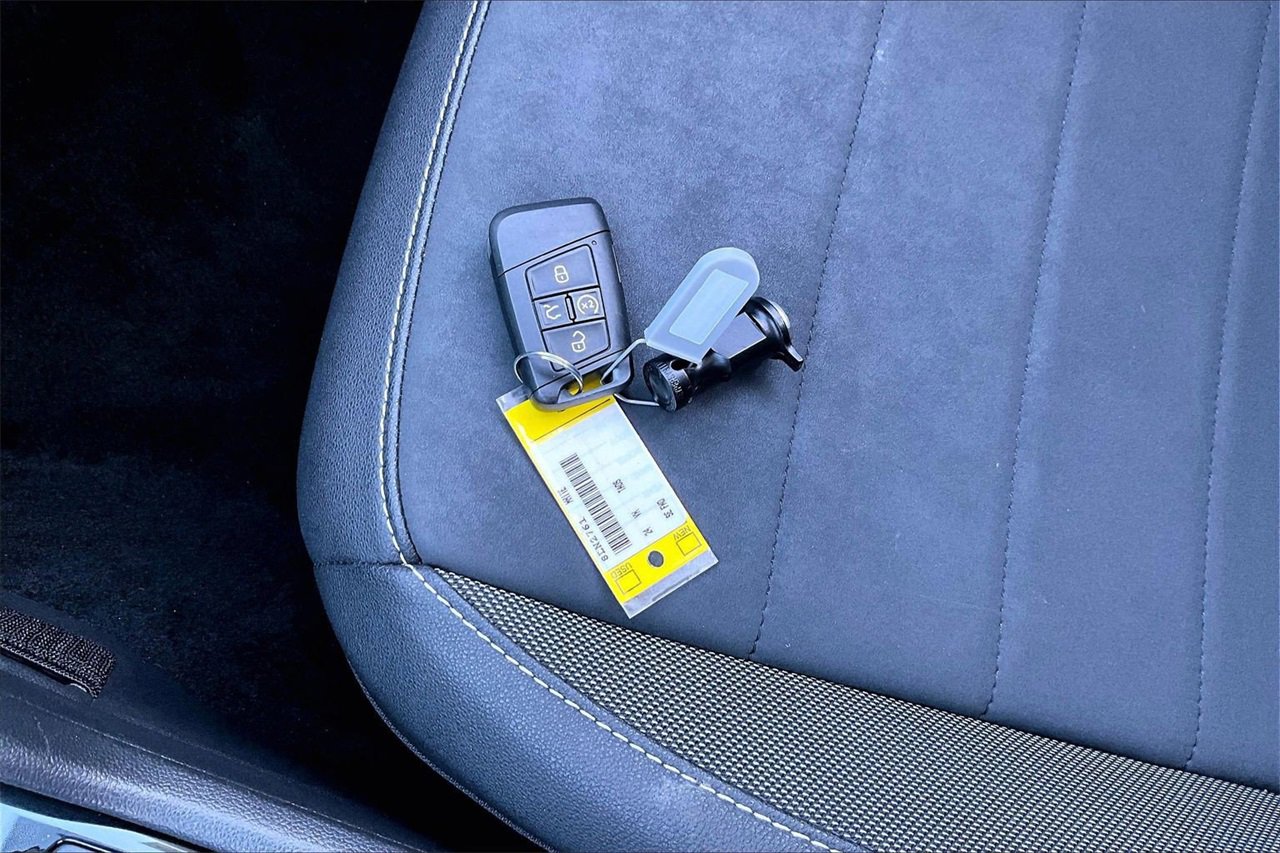 Used 2024 Volkswagen Taos SE image 31