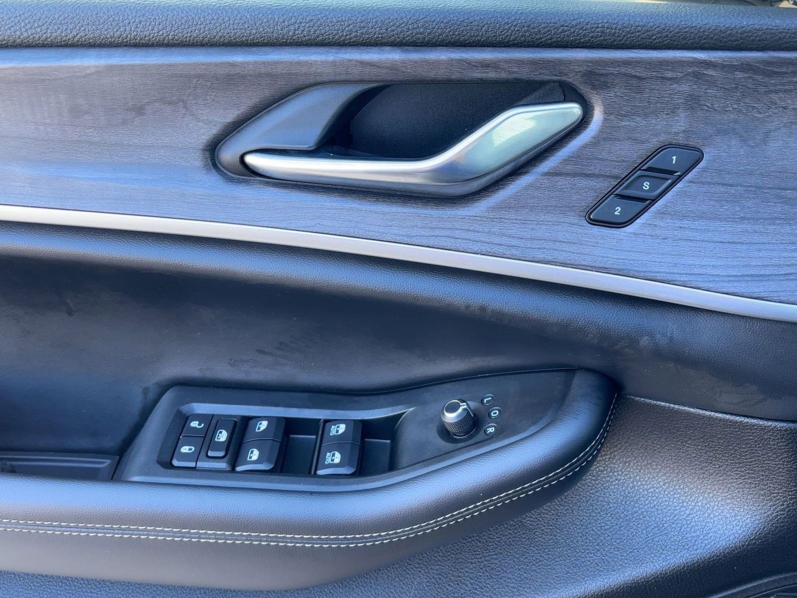 Used 2025 Jeep Grand Cherokee Limited w/ Black Appearance Package image 13