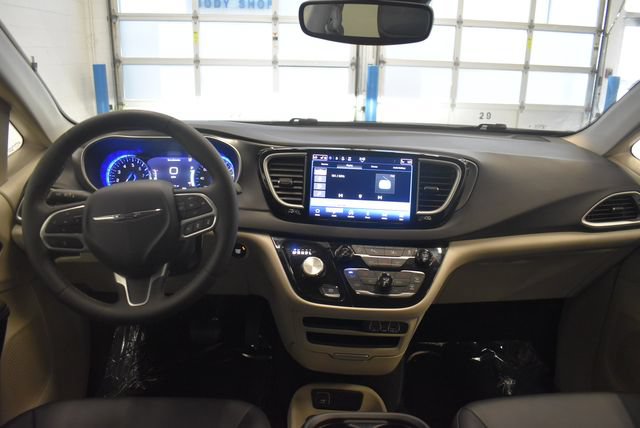 Used 2024 Chrysler Pacifica Touring-L FWD image 5