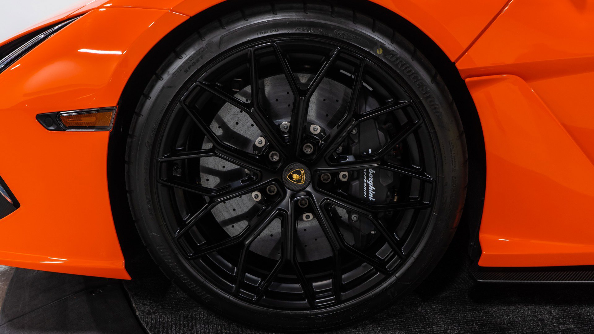 Used 2025 Lamborghini Revuelto image 35