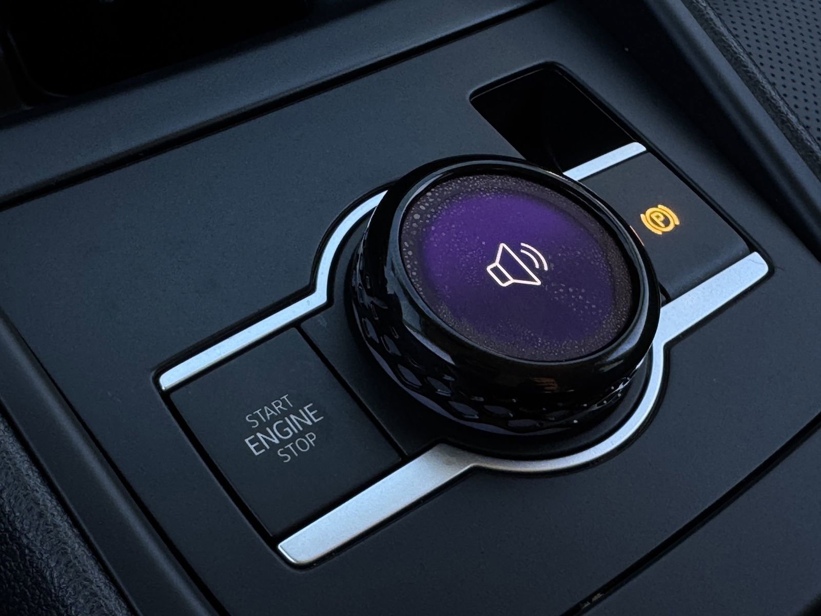 Used 2025 Volkswagen Tiguan SE image 18