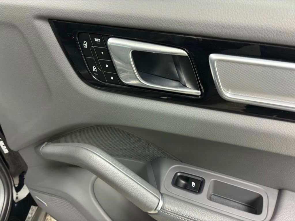 Used 2022 Porsche Cayenne Platinum Edition image 57