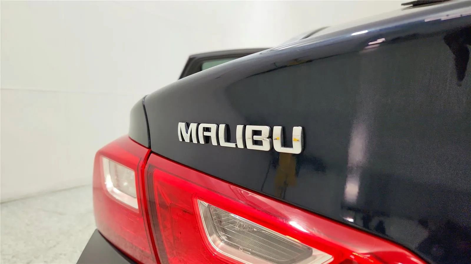 Used 2018 Chevrolet Malibu Hybrid w/ Driver Confidence Package image 17