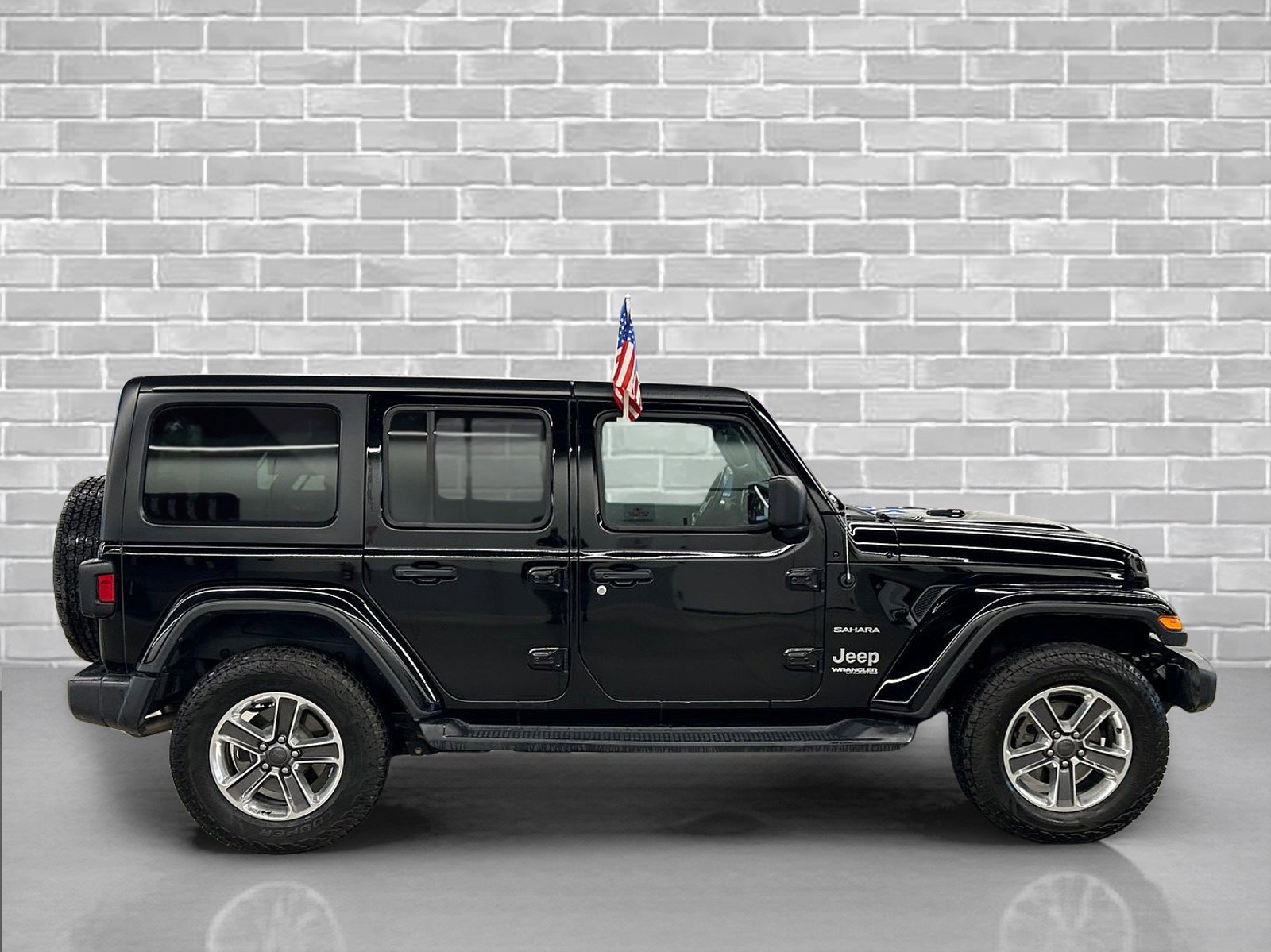 Used 2018 Jeep Wrangler Unlimited Sahara AWD/4WD image 6