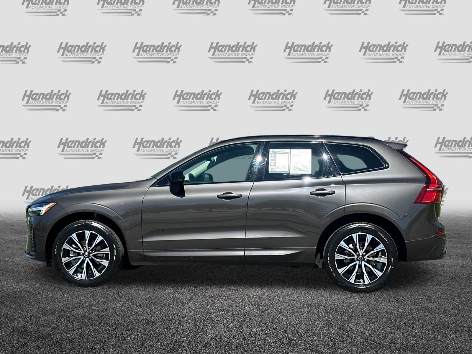 Used 2025 Volvo XC60 B5 Core image 8