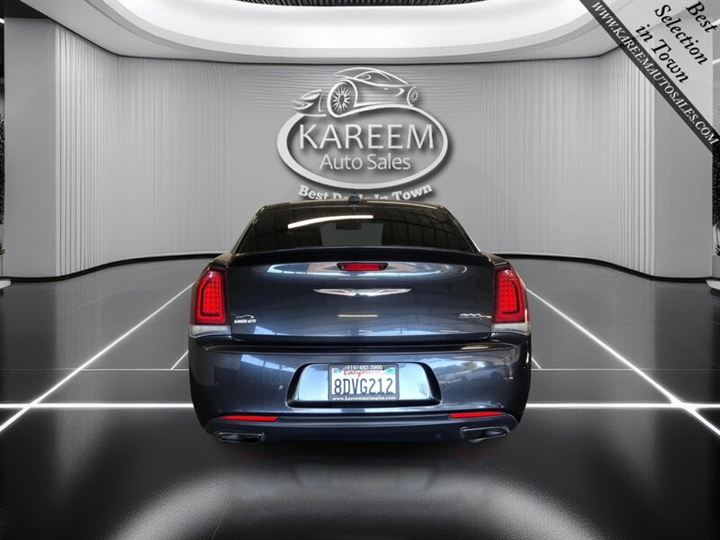 Used 2018 Chrysler 300 S w/ 300S Premium Group RWD image 6