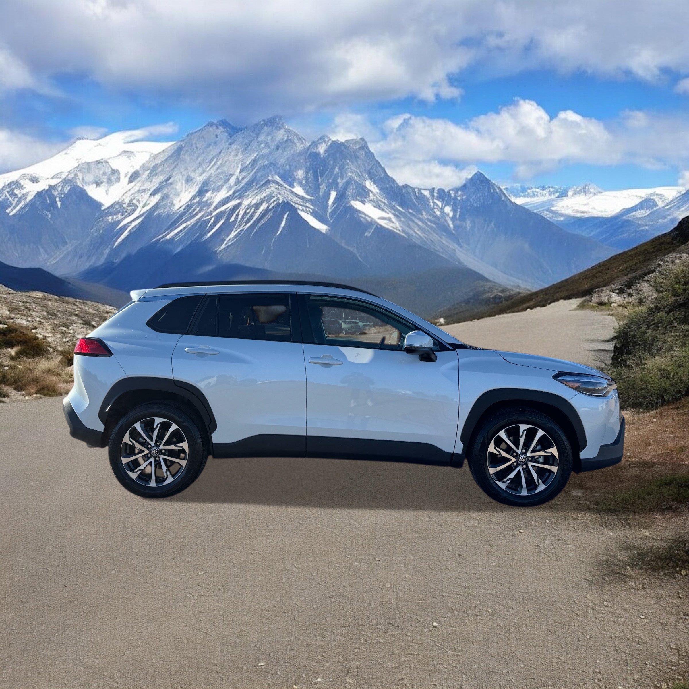 Used 2024 Toyota Corolla Cross XLE image 6