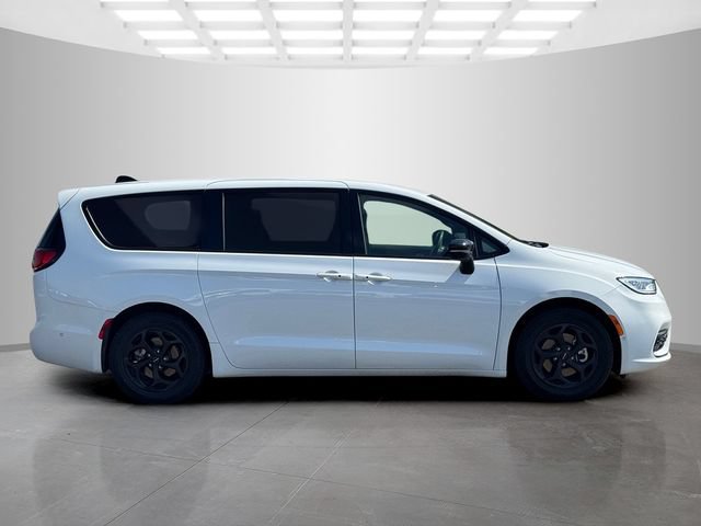 Certified 2024 Chrysler Pacifica Limited FWD image 7