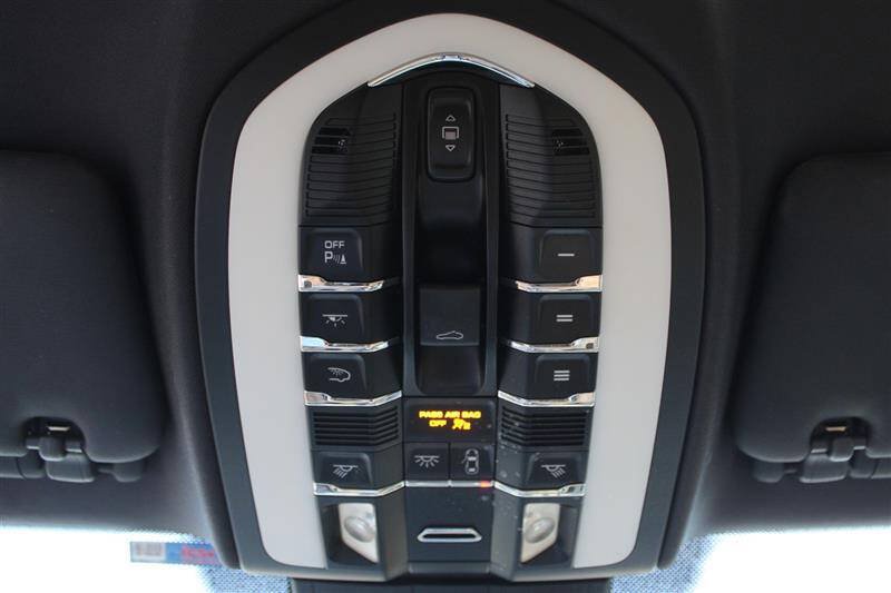 Used 2016 Porsche Cayenne w/ Premium Package AWD/4WD image 22