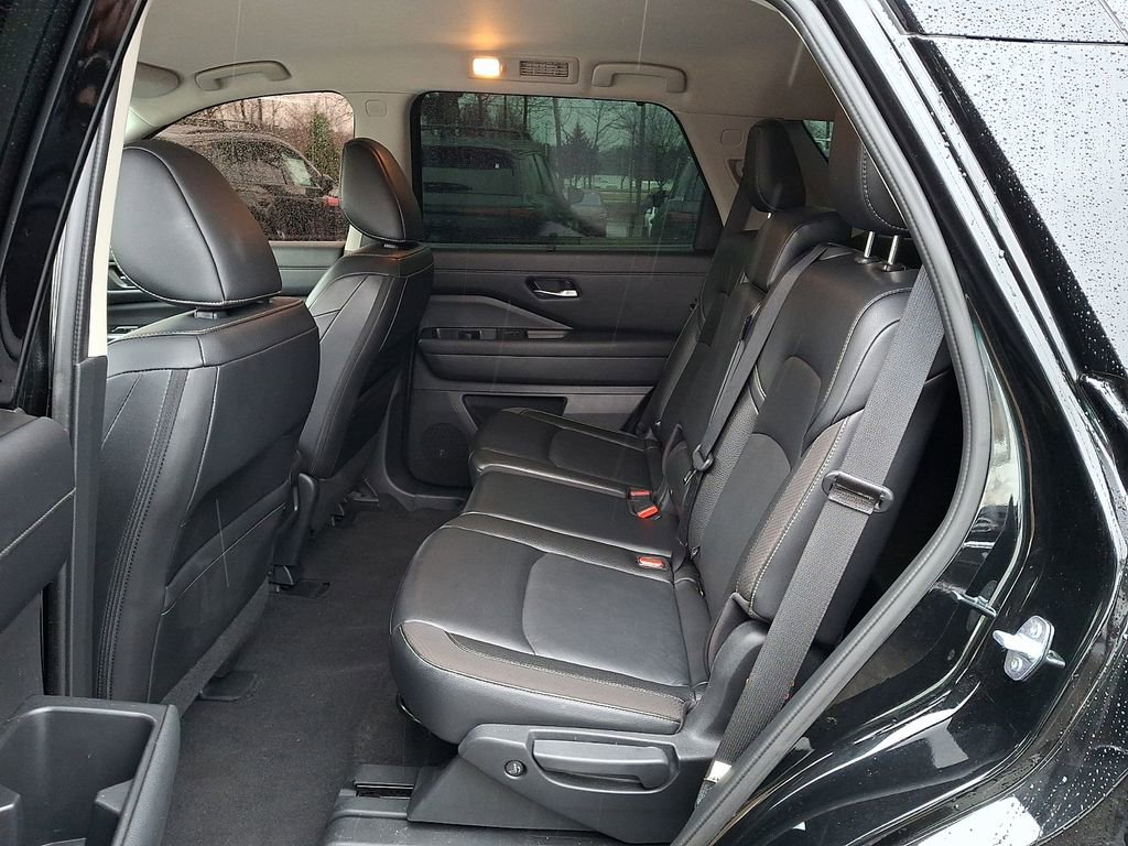 Used 2023 Nissan Pathfinder SL w/ Black Appearance Package image 11