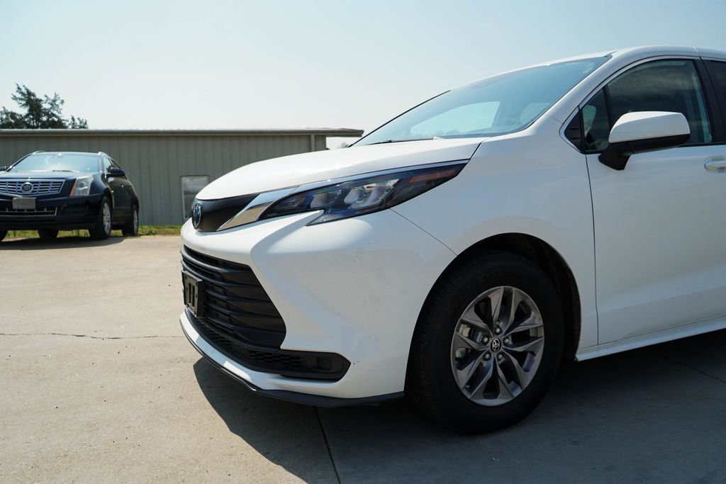 Used 2024 Toyota Sienna LE image 11