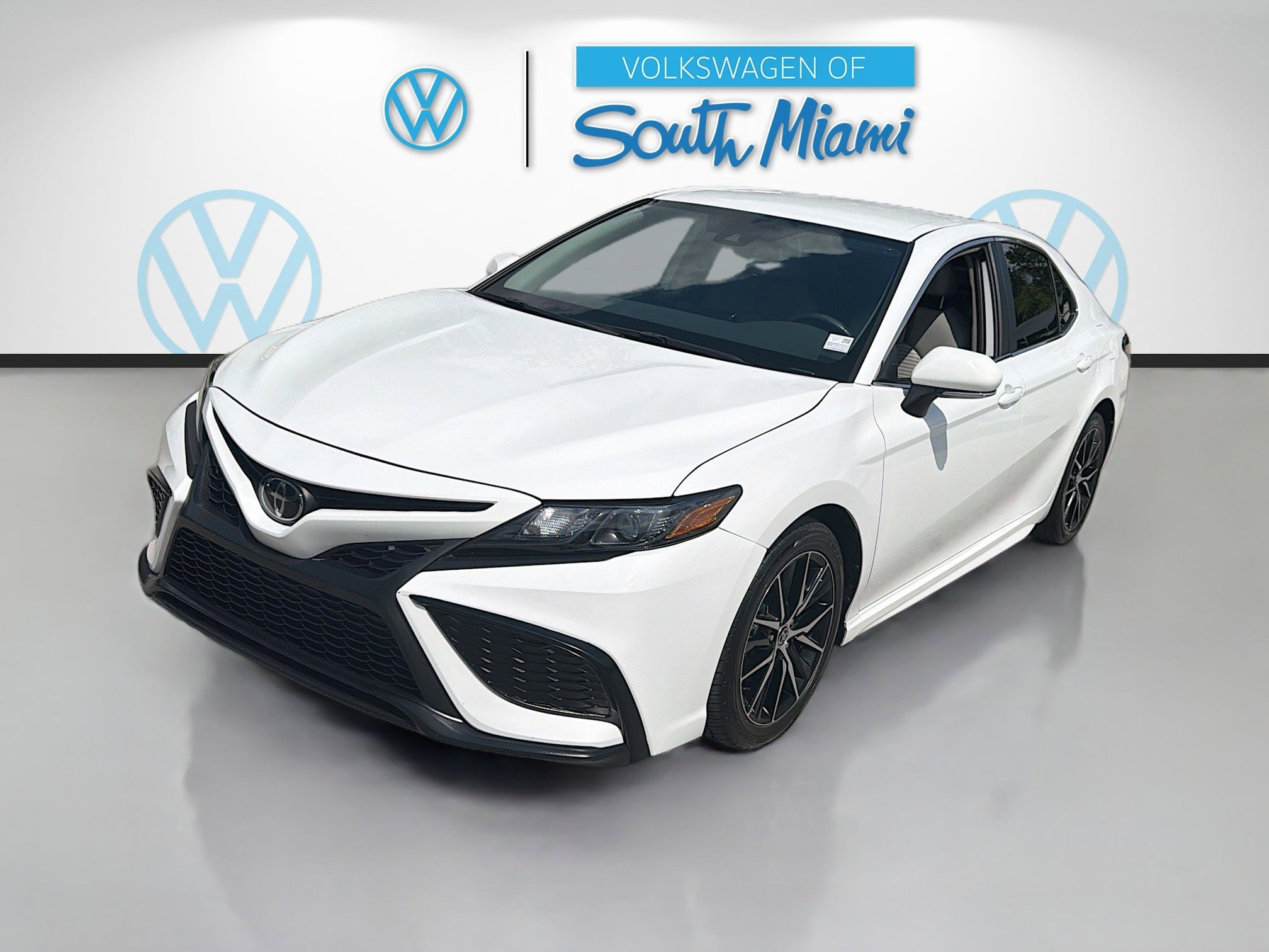 Used 2023 Toyota Camry SE w/ Convenience Package FWD image 3