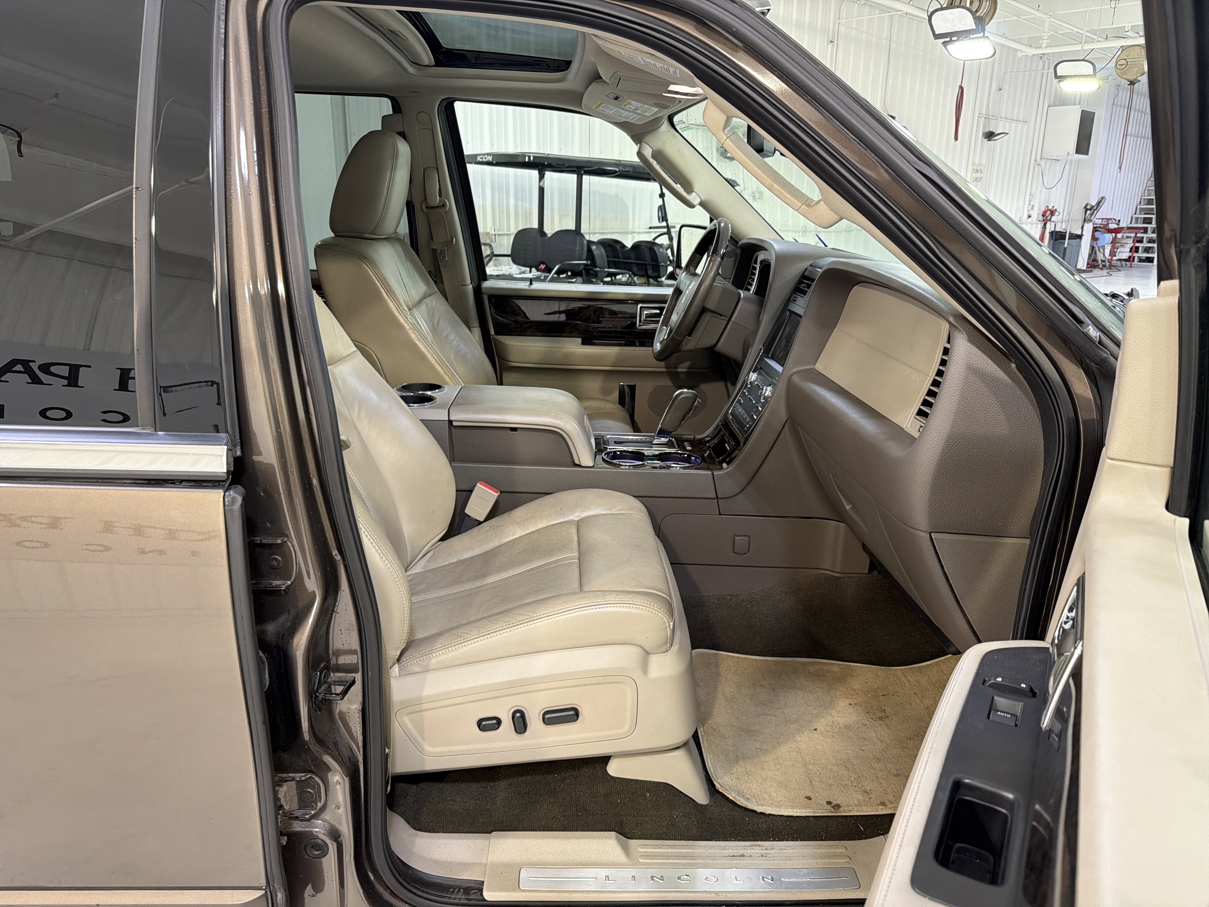 Used 2015 Lincoln Navigator 2WD image 15
