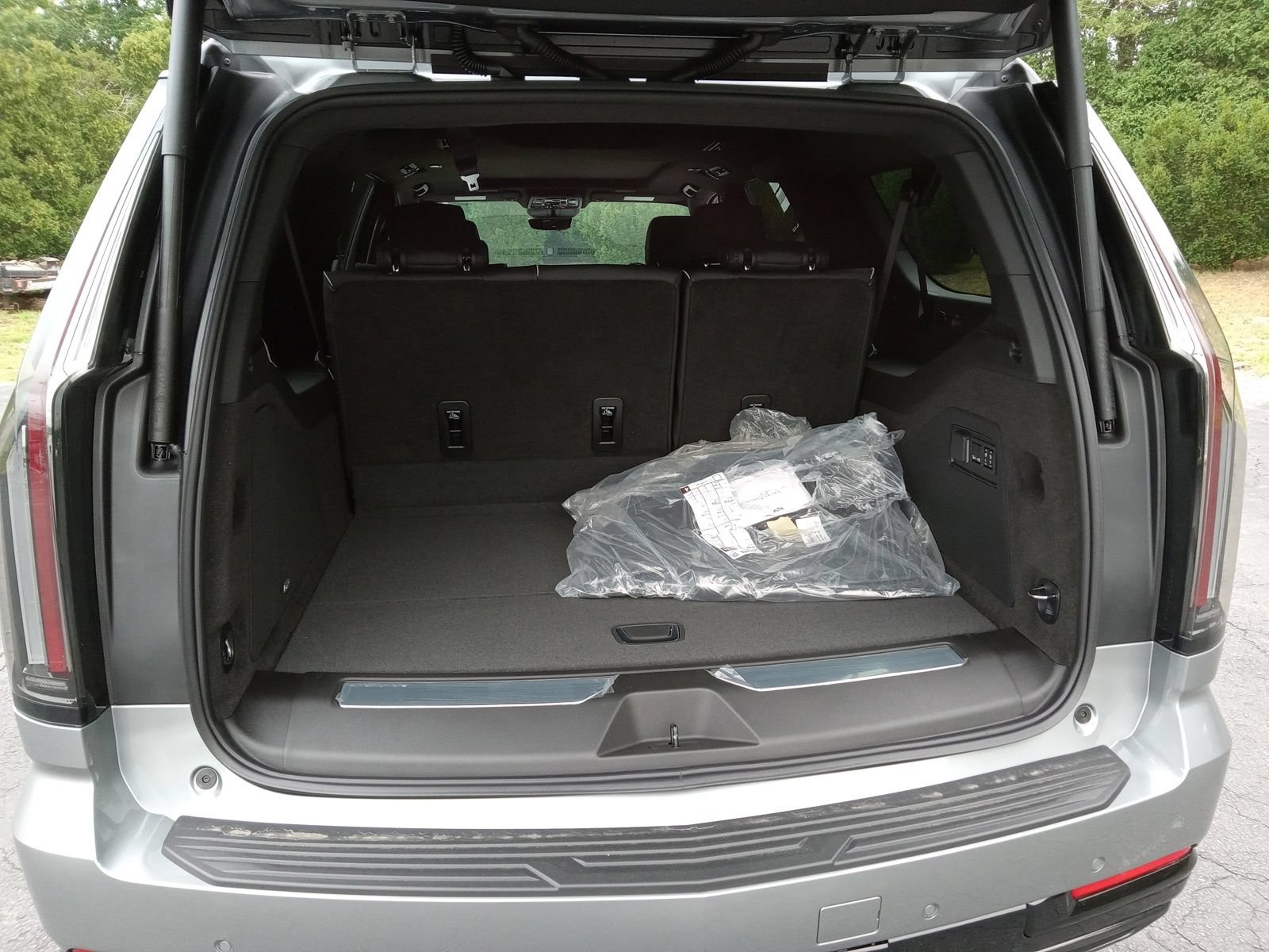 New 2026 Cadillac Escalade ESV Sport w/ Touring Package AWD/4WD image 29