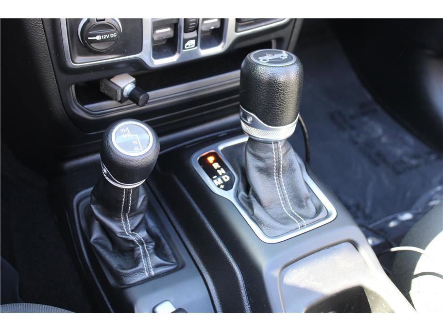 Used 2018 Jeep Wrangler Unlimited Sahara w/ Uconnect 4C Nav & Sound Group image 31
