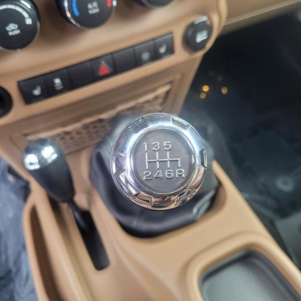 Used 2017 Jeep Wrangler Unlimited Sahara w/ Connectivity Group image 22