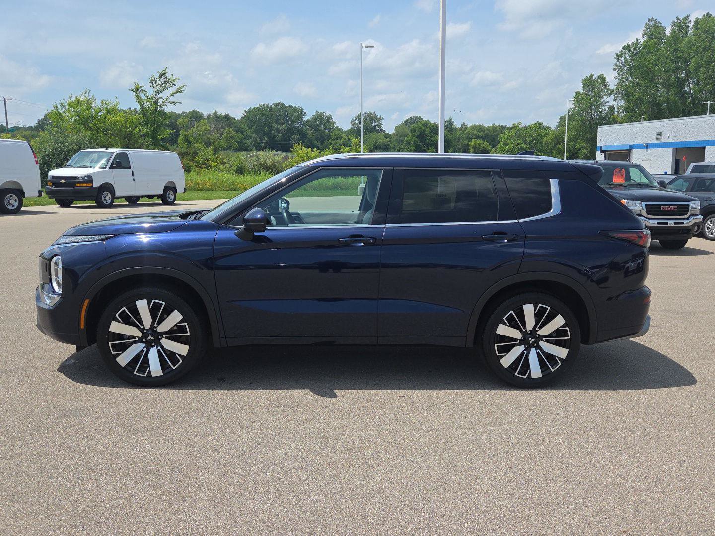 Used 2025 Mitsubishi Outlander AWD image 2
