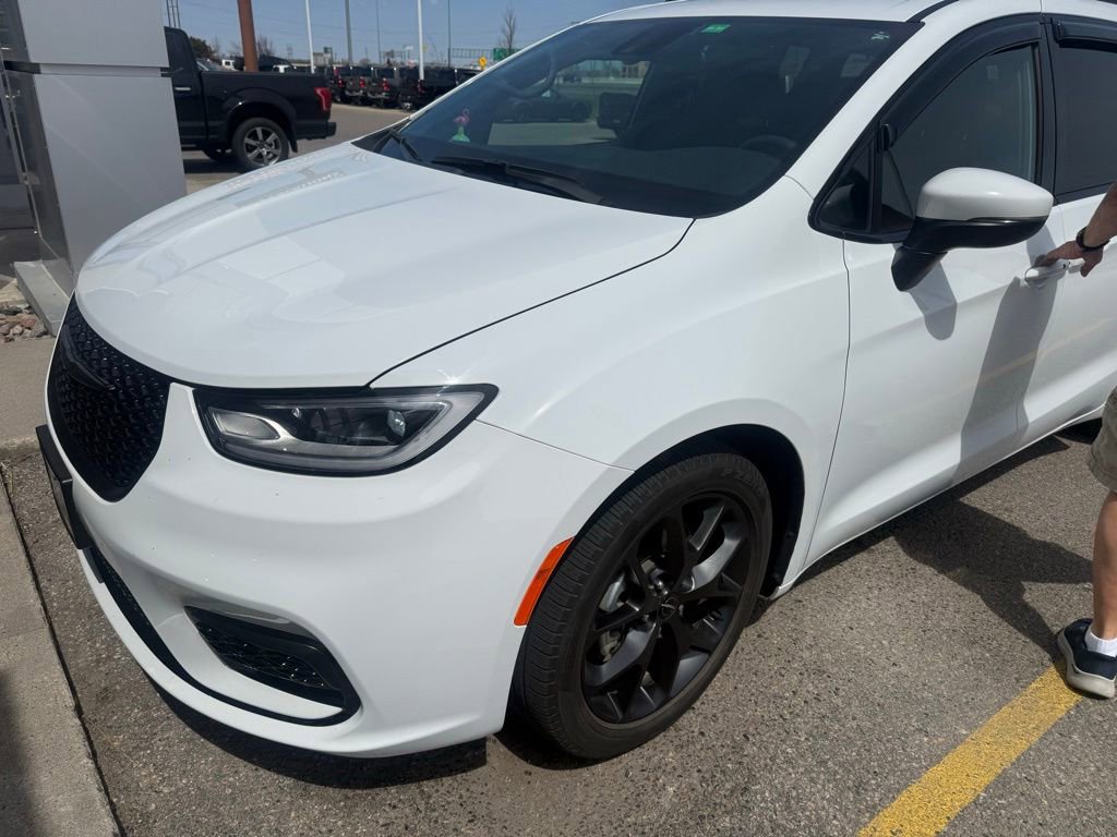 Used 2023 Chrysler Pacifica Touring-L w/ Uconnect Theater Family Group FWD image 2