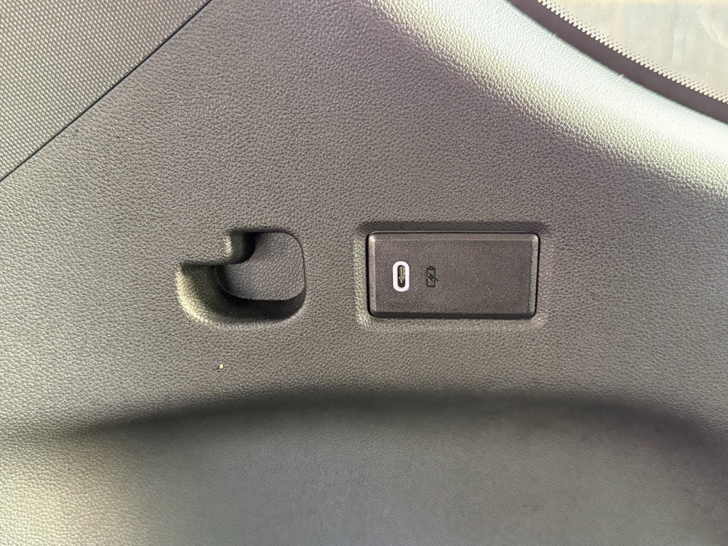 Used 2024 Chevrolet Suburban Z71 w/ Luxury Package image 34