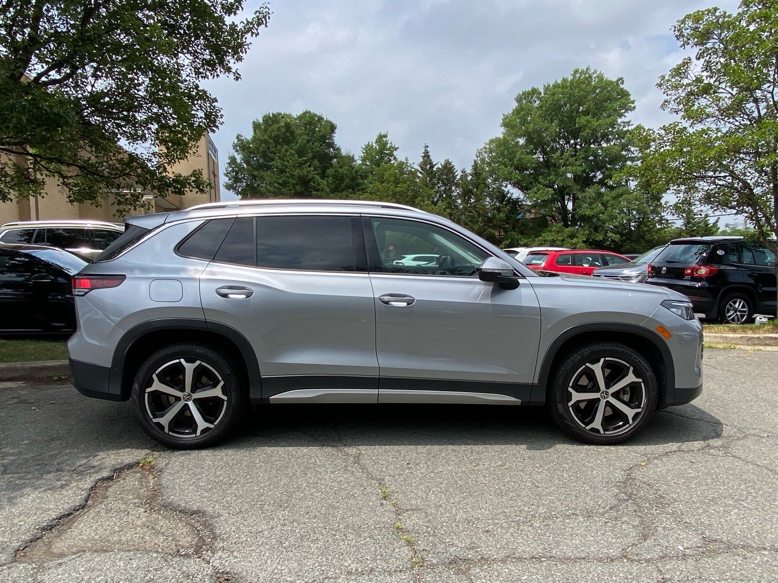 Used 2025 Volkswagen Tiguan SE AWD/4WD image 2