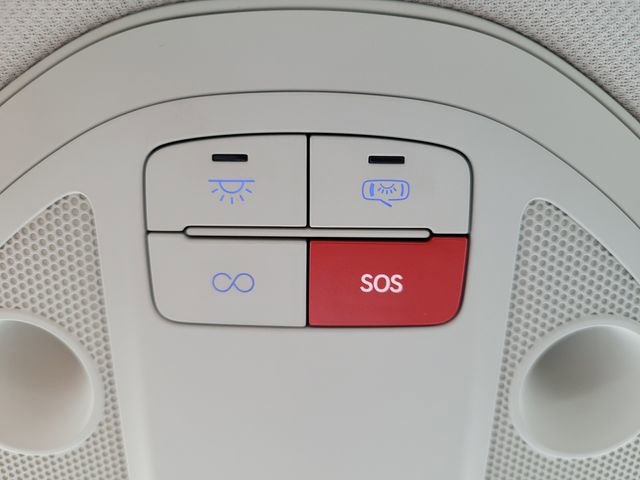 Used 2025 Genesis G70 2.5T image 16