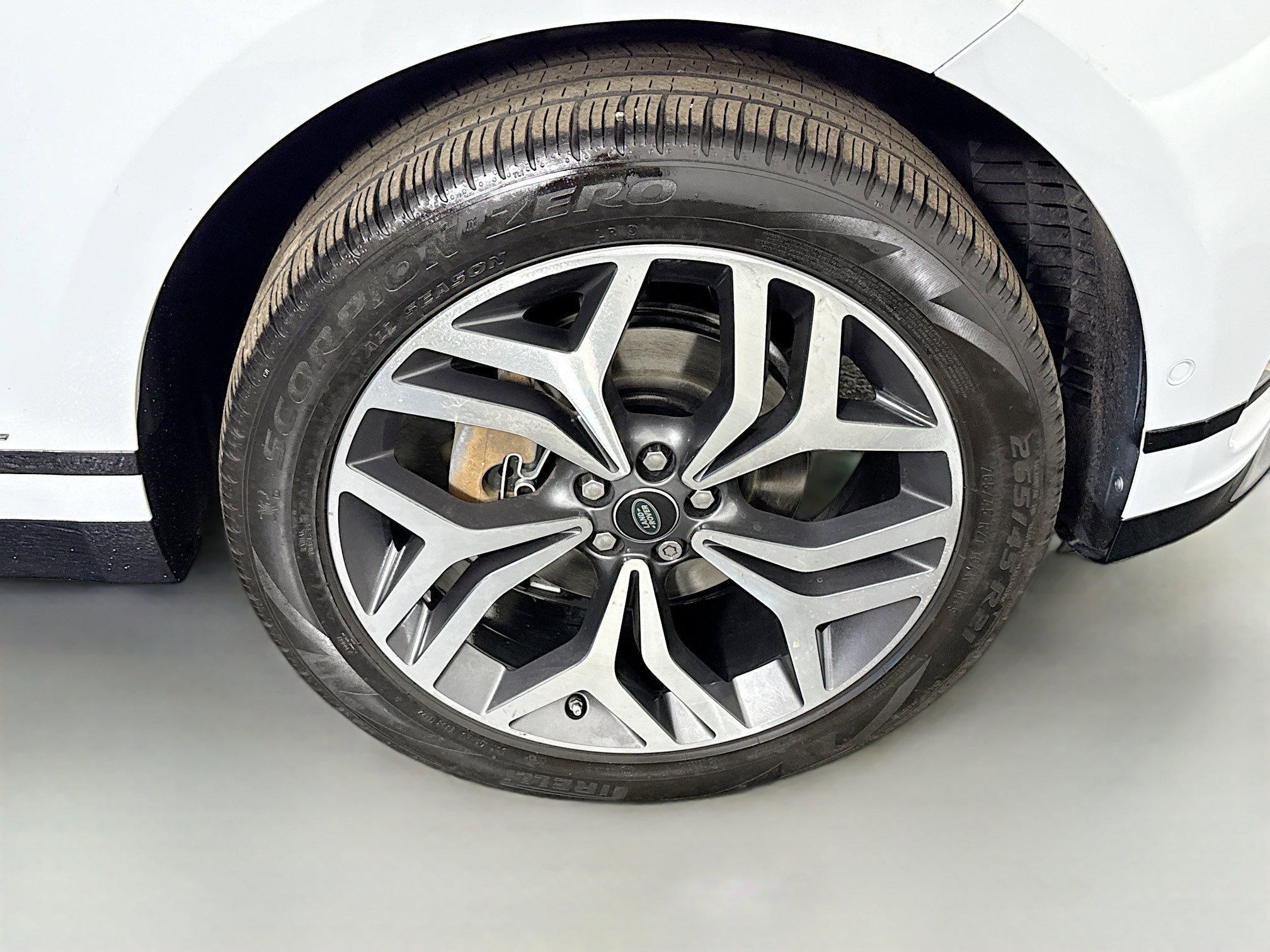 Used 2019 Land Rover Range Rover Velar R-Dynamic SE image 32