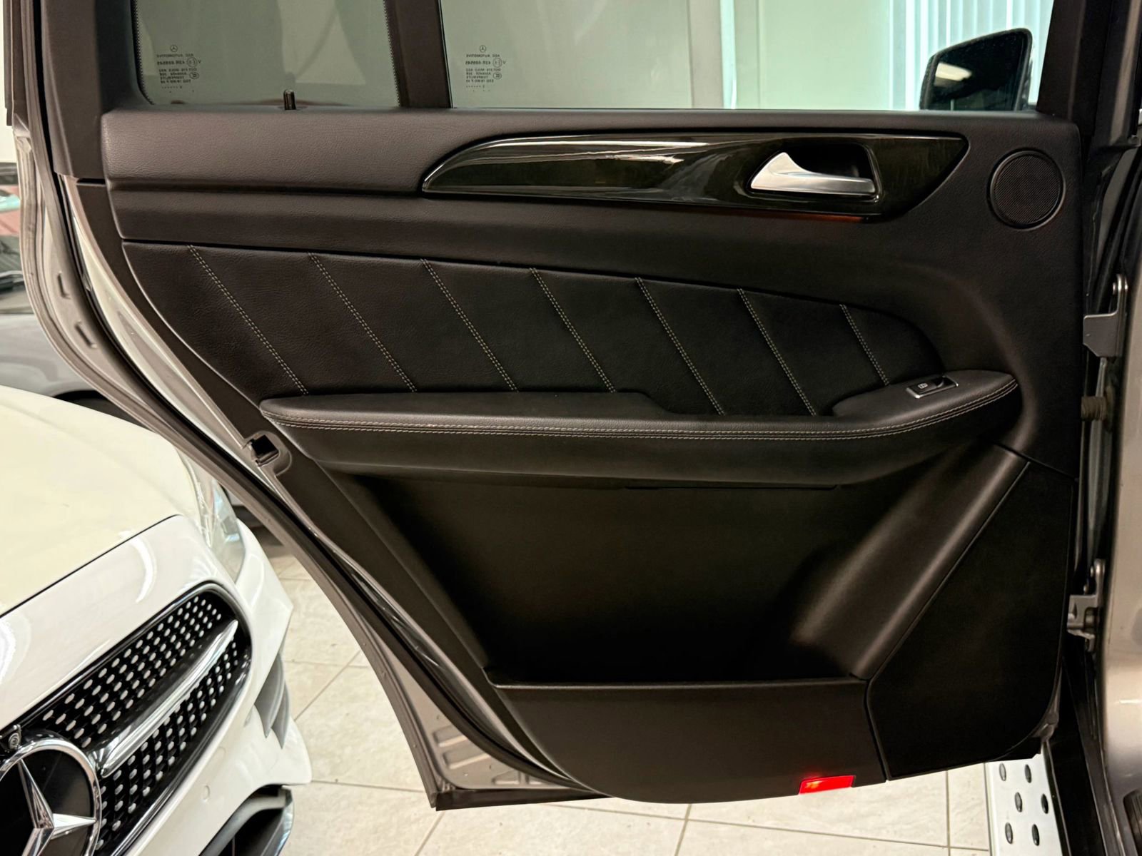 Used 2016 Mercedes-Benz GL 320 BlueTEC 4MATIC w/ Premium I Package image 18