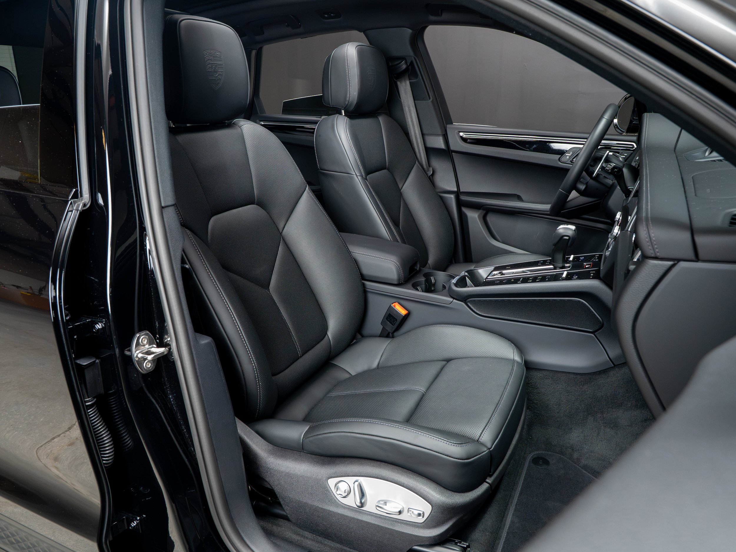 Certified 2026 Porsche Macan AWD/4WD image 36