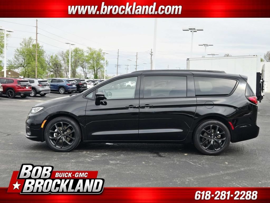 Used 2025 Chrysler Pacifica Limited FWD image 6