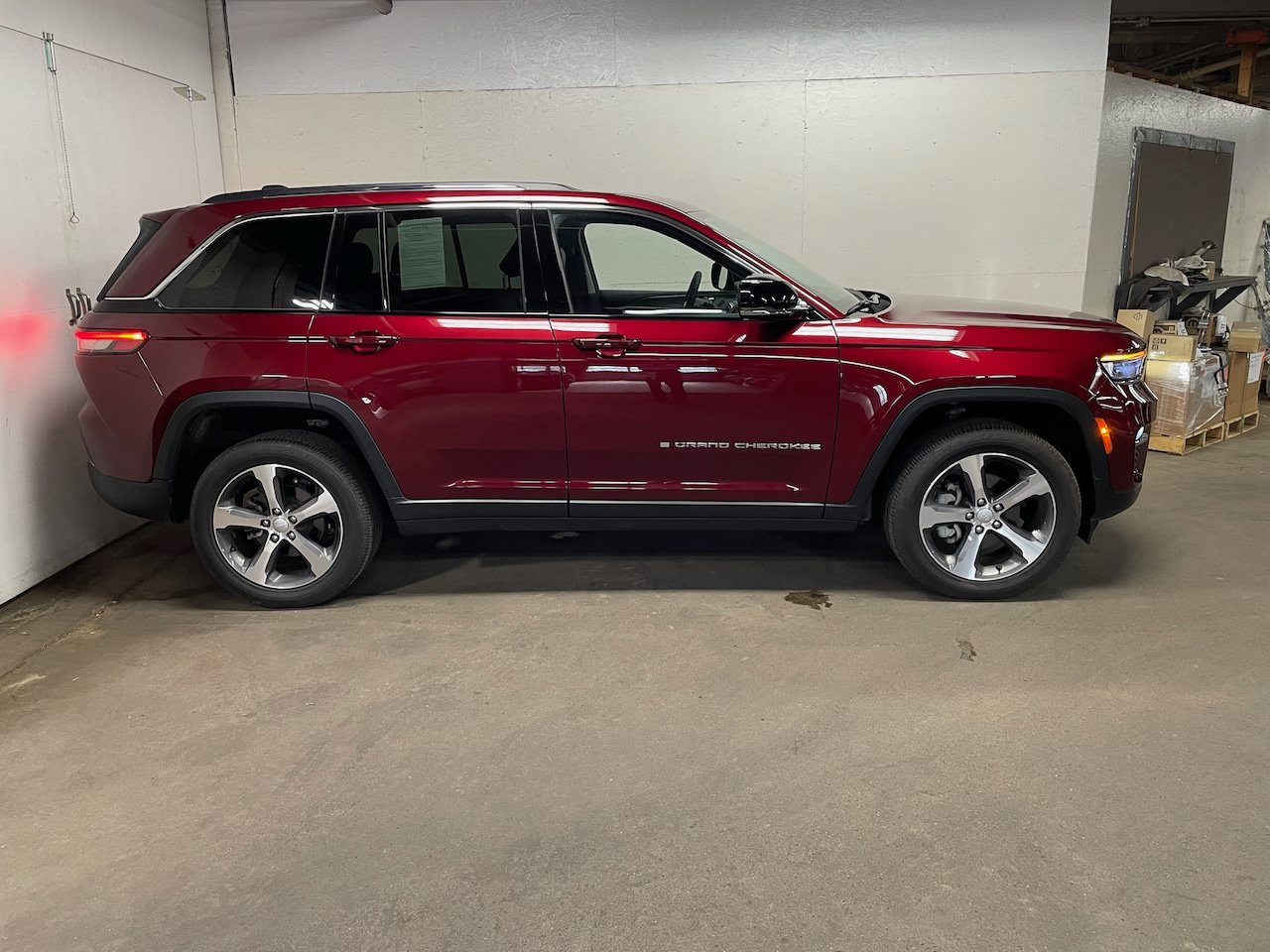 Used 2023 Jeep Grand Cherokee Limited AWD/4WD image 4