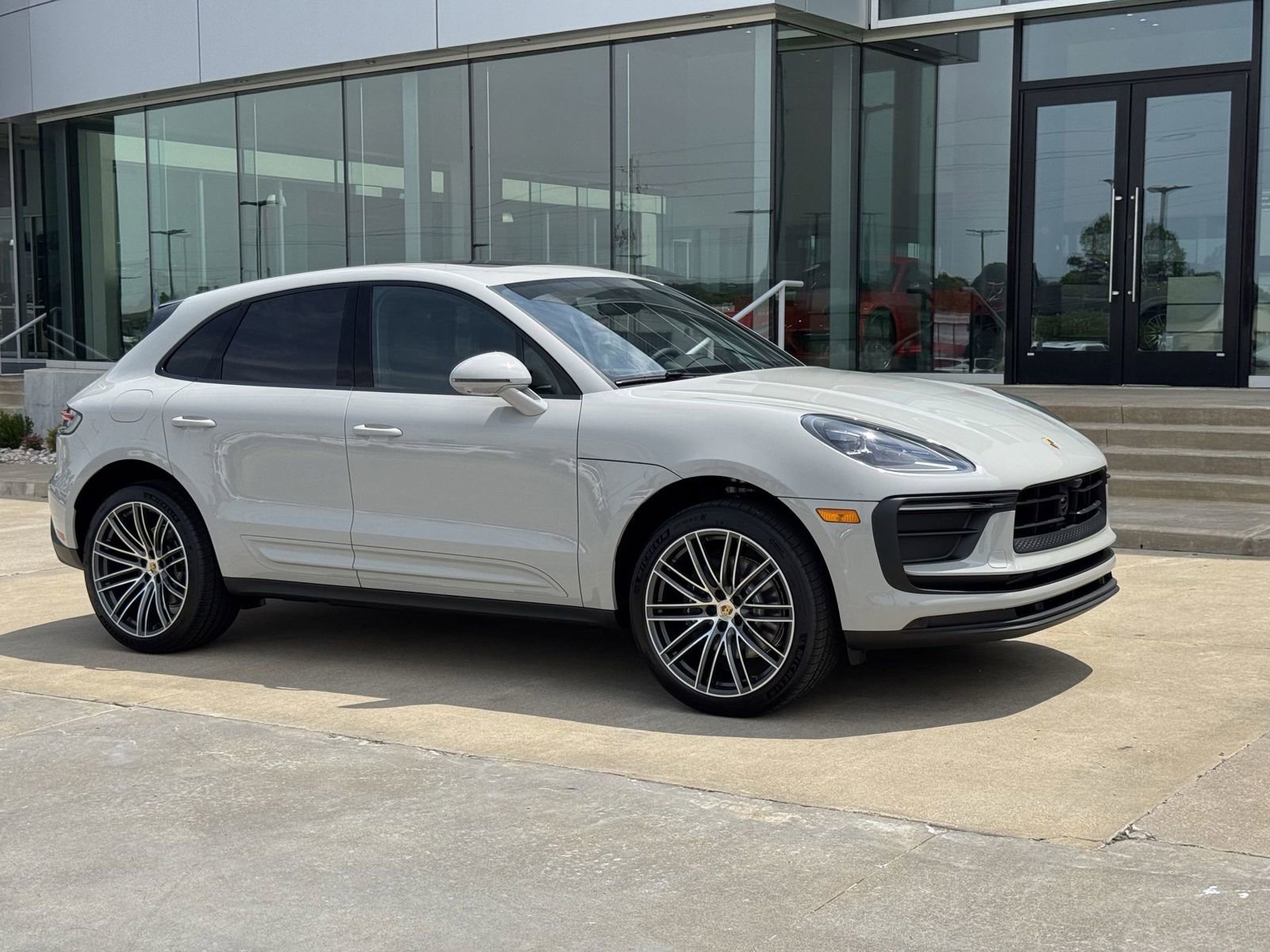Certified 2025 Porsche Macan AWD/4WD image 9