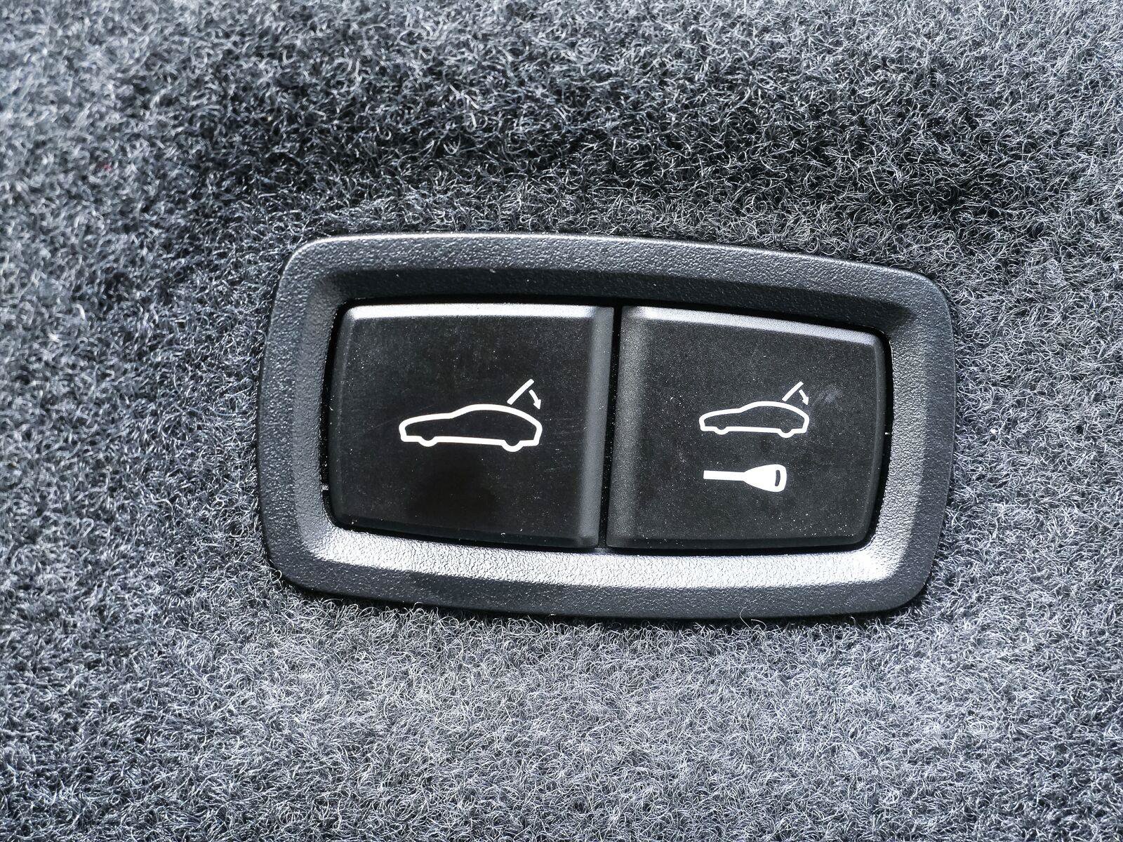 Certified 2025 Porsche Taycan AWD/4WD image 32