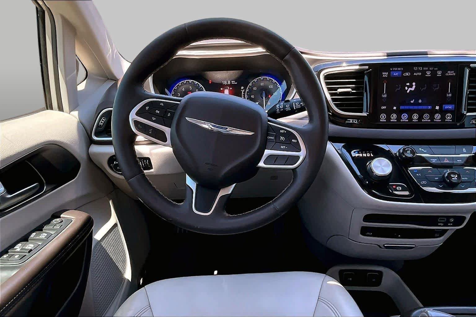 Used 2017 Chrysler Pacifica Touring-L Plus FWD image 4