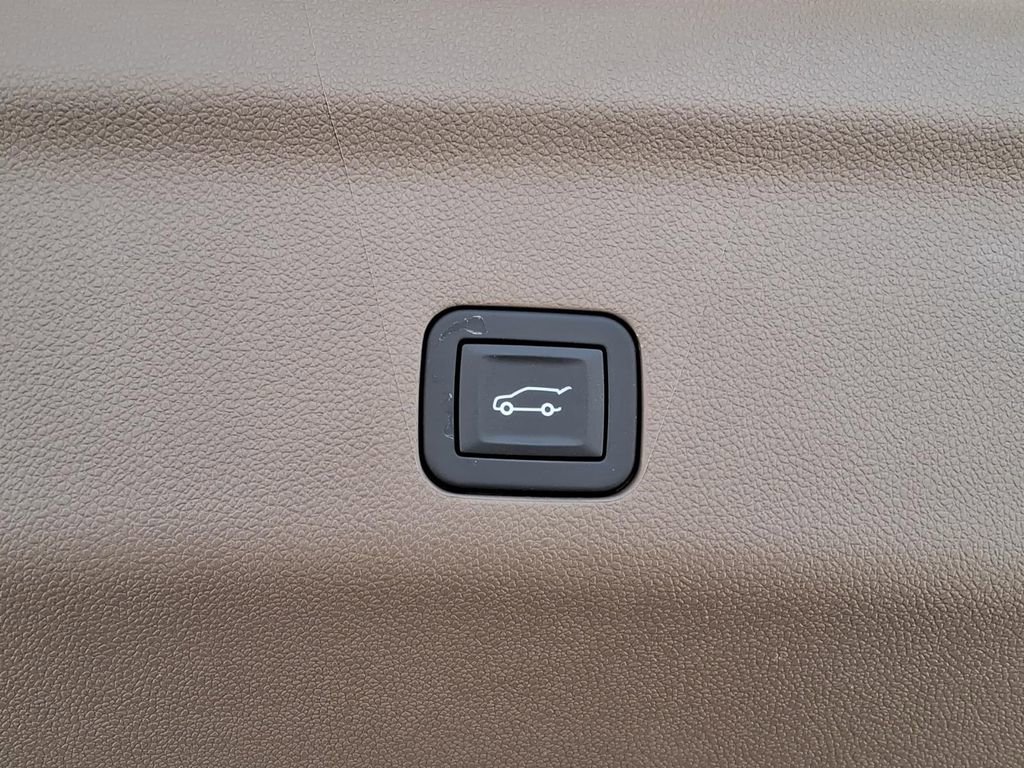 Used 2025 GMC Yukon Denali image 9