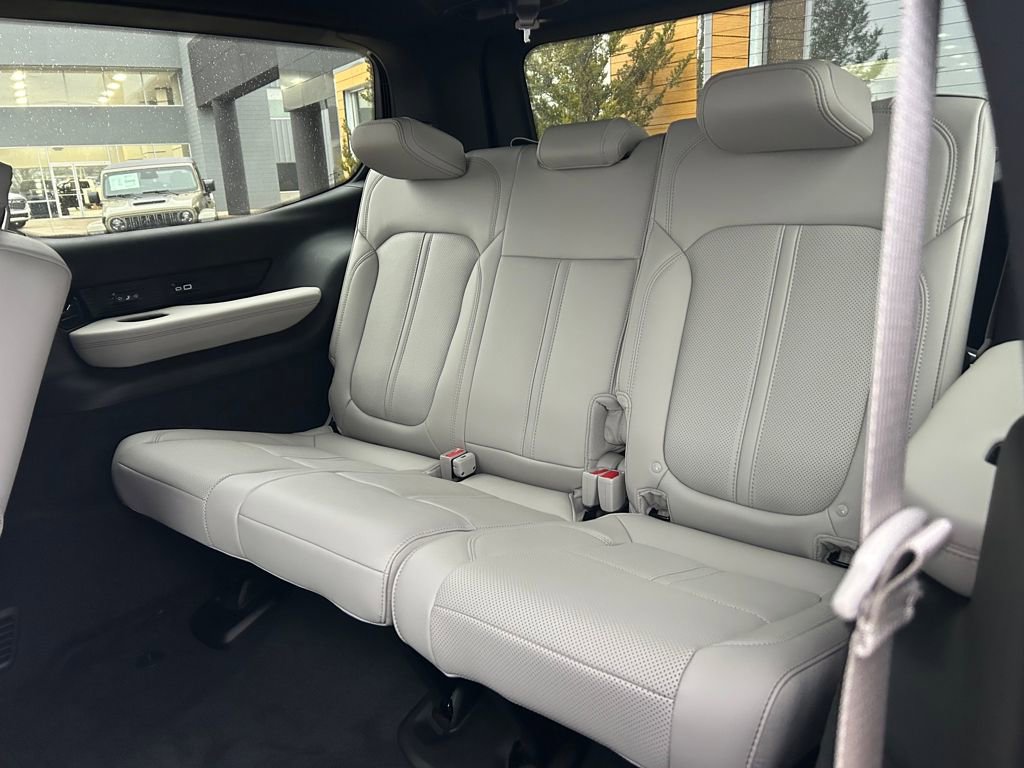New 2026 Jeep Grand Wagoneer Summit w/ Premium Group III image 26