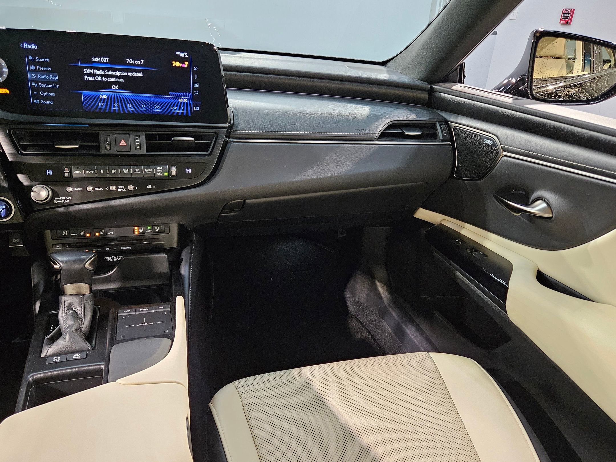 Used 2022 Lexus ES 300h w/ Premium Package image 11