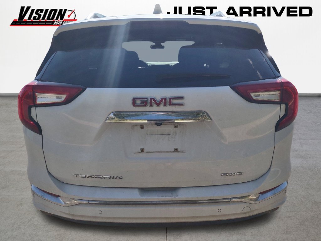 Used 2024 GMC Terrain Denali w/ Denali Premium Package AWD/4WD image 4