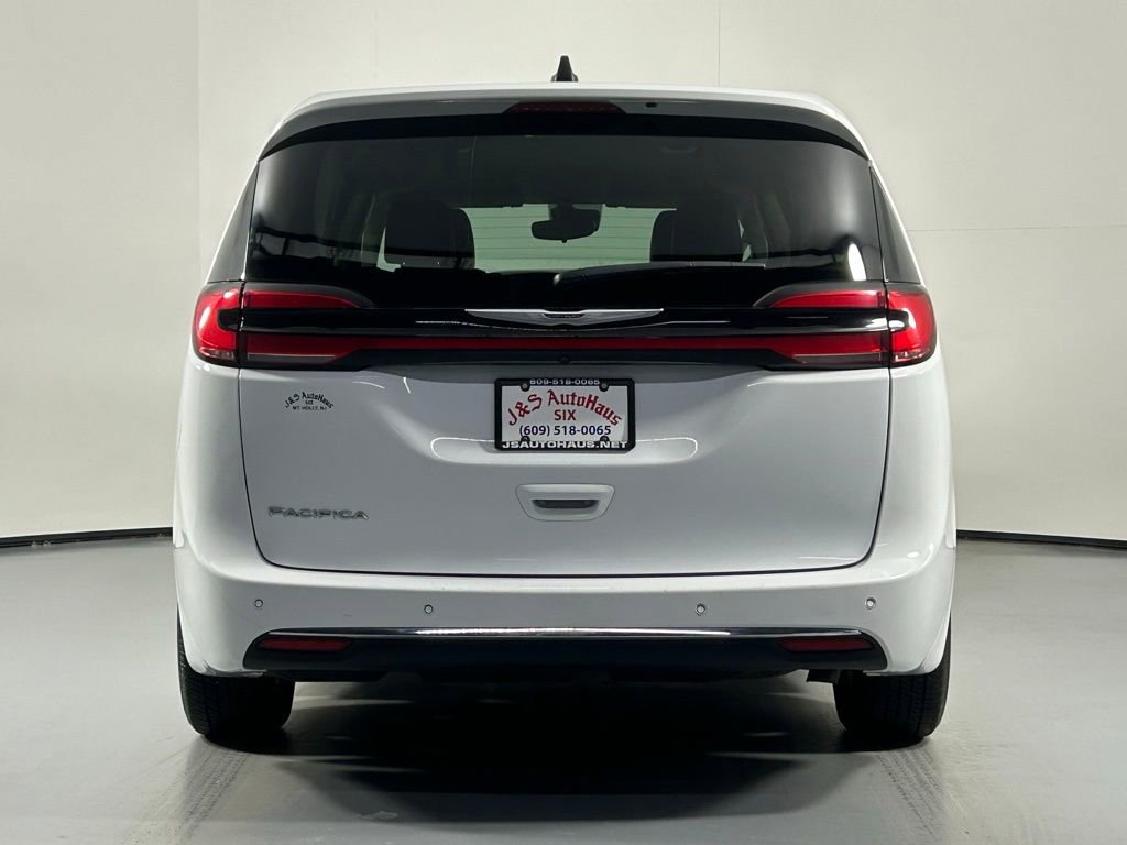 Used 2023 Chrysler Pacifica Touring-L image 6