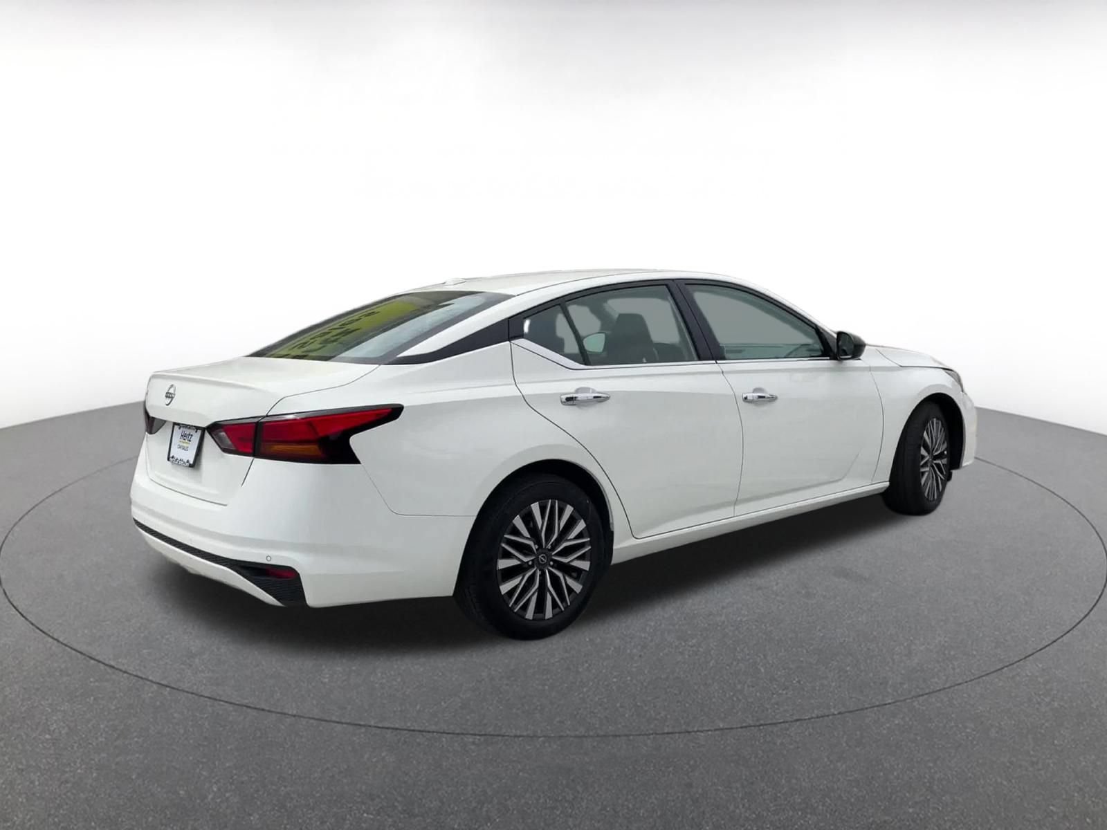 Used 2025 Nissan Altima 2.5 SV FWD image 14