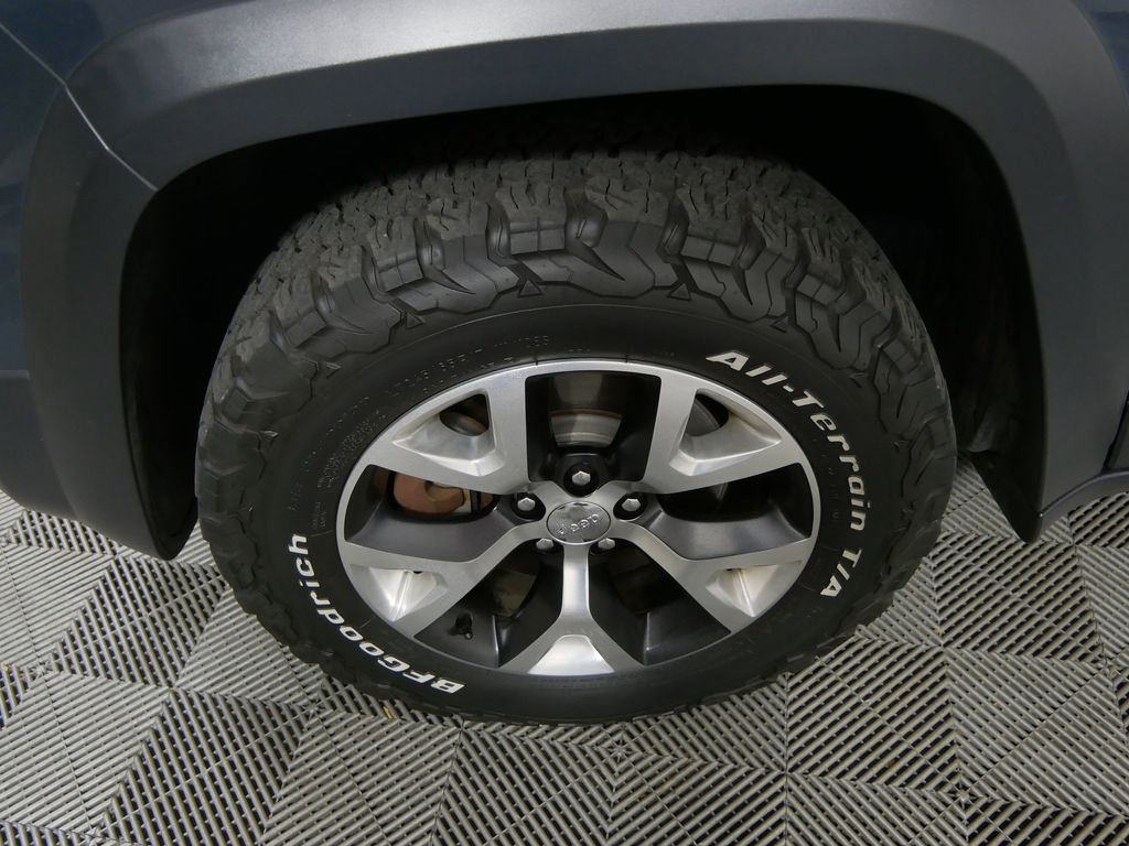Used 2016 Jeep Cherokee Trailhawk w/ Cold Weather Group image 8
