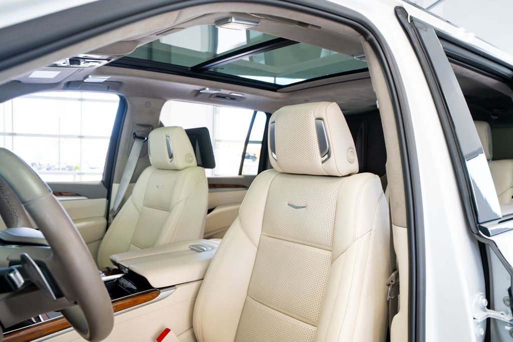 Used 2025 Cadillac Escalade ESV Sport Platinum w/ LPO, ONYX Package RWD image 30