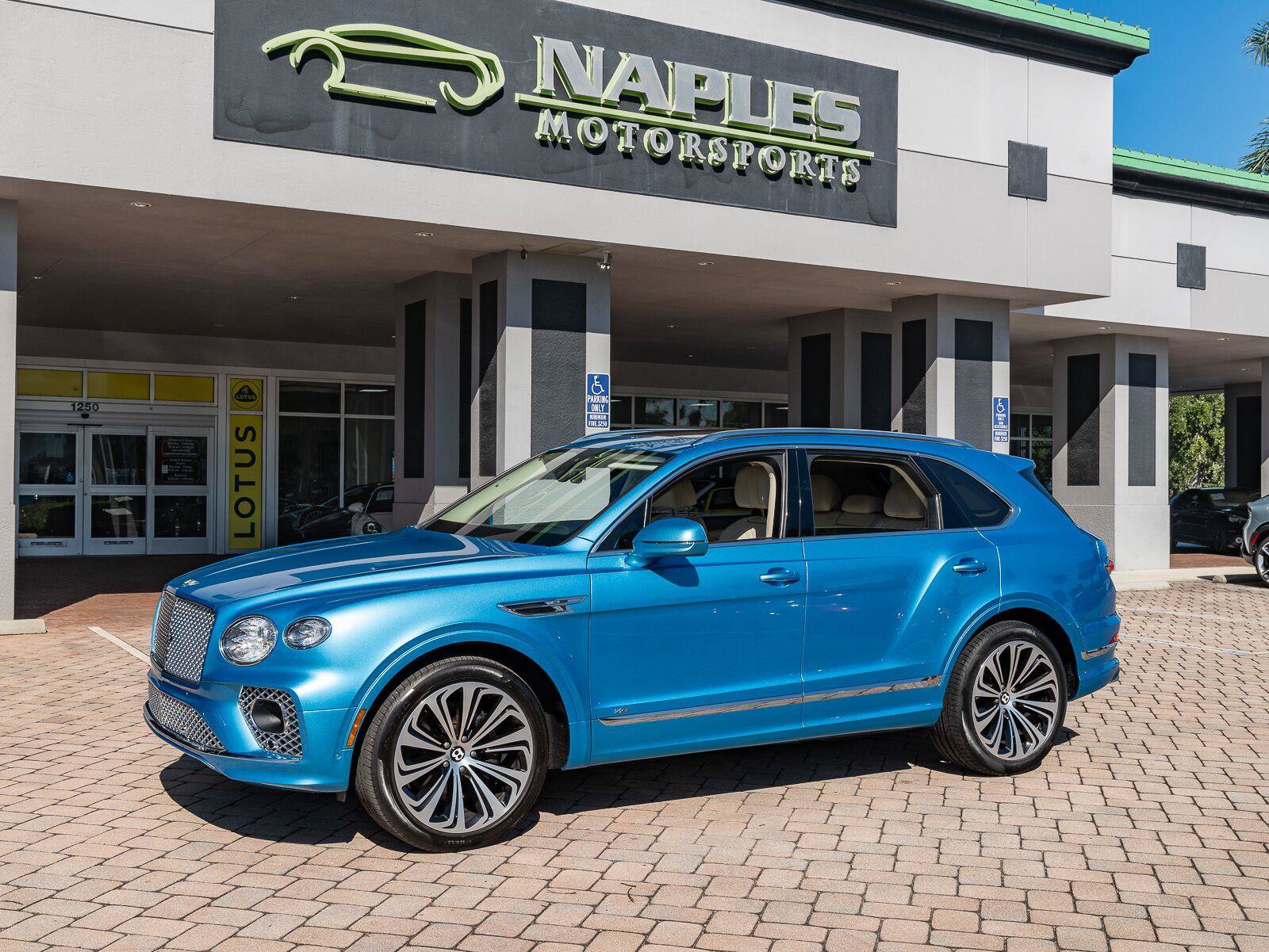 Used 2022 Bentley Bentayga AWD/4WD image 21