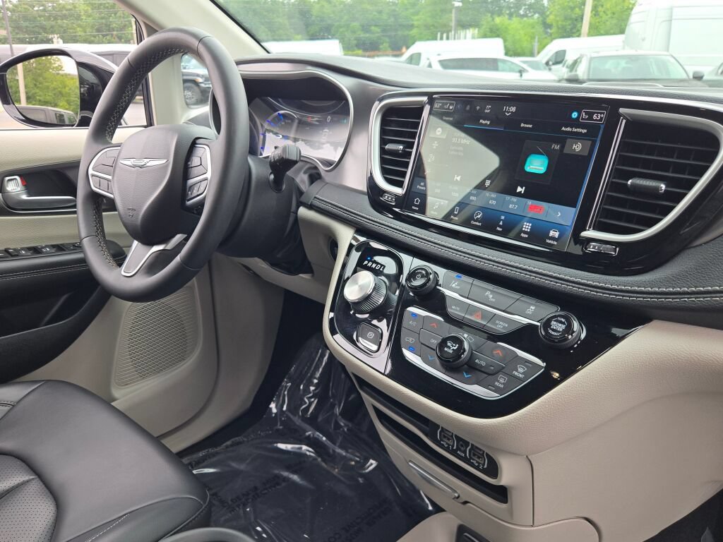 Certified 2024 Chrysler Pacifica Limited FWD image 8