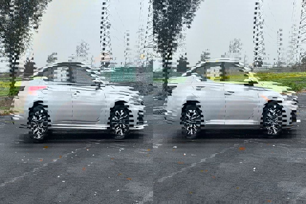 Used 2023 Nissan Altima 2.5 SV image 3