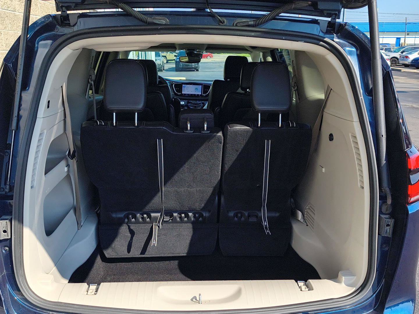 Used 2024 Chrysler Pacifica Touring-L FWD image 31