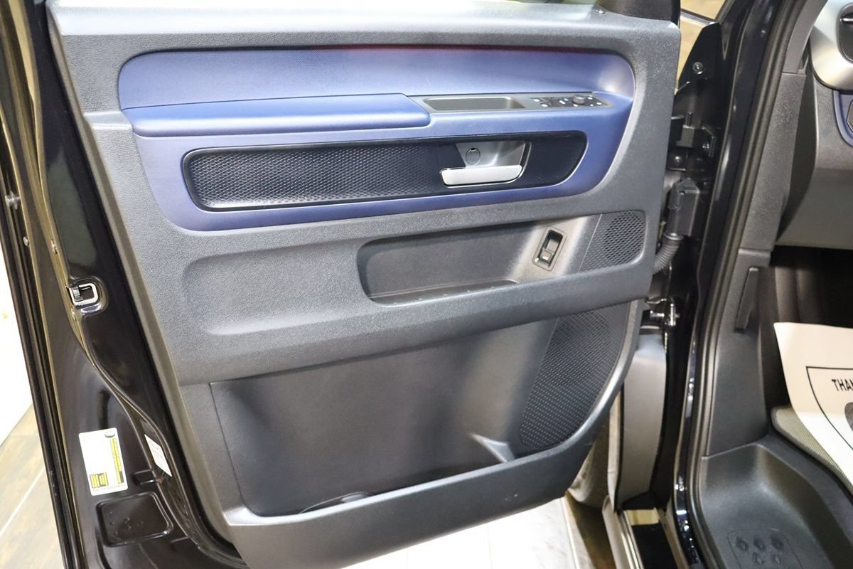 Used 2025 Volkswagen ID. Buzz Pro S RWD image 30